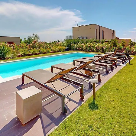 펜션 Luxurious In With Sauna Kaštelir